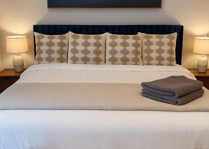Apartment Dreams - Designer Style - - Sleeps 7 *