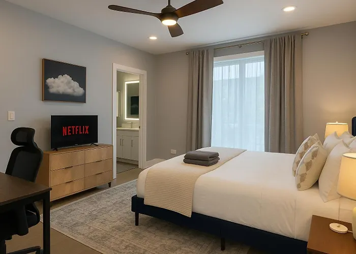 Dreams - Designer Style - - Sleeps 7 Chicago