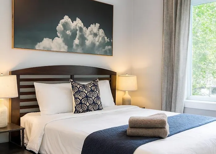Apartment Dreams - Designer Style - - Sleeps 7