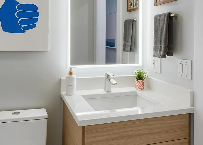 Apartment Dreams - Designer Style - - Sleeps 7 *