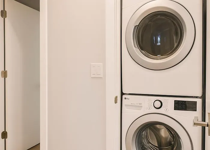 Dreams - Designer Style - - Sleeps 7 Apartment *