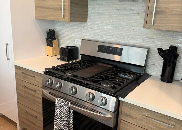 Apartment Dreams - Designer Style - - Sleeps 7