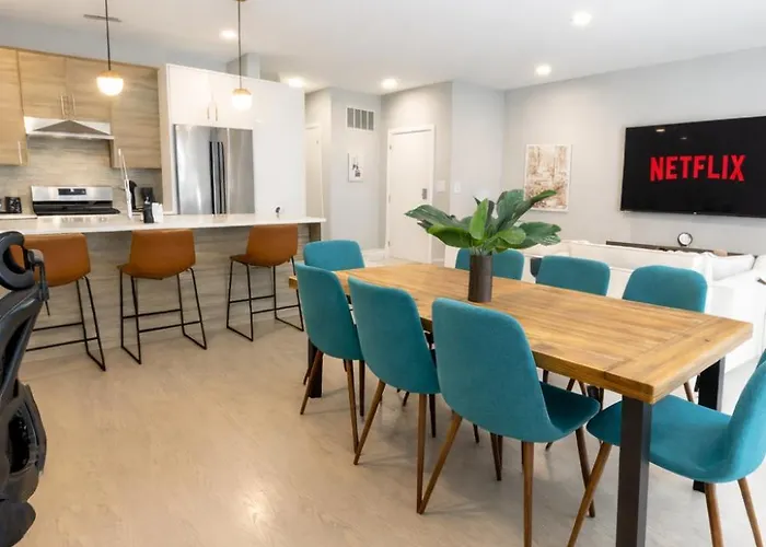 Dreams - Designer Style - - Sleeps 7 Apartment